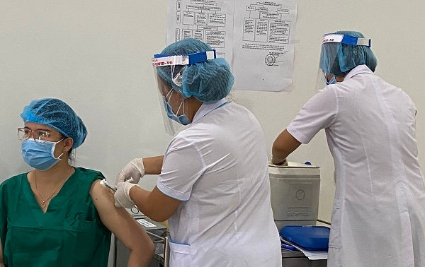 Tiêm vắc-xin phòng COVID-19 cho nhân viên y tế.
