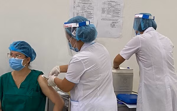 Tiêm vắc-xin phòng COVID-19: Chia sẻ của người trong cuộc ảnh 1 Tiêm vắc-xin phòng COVID-19 cho nhân viên y tế.