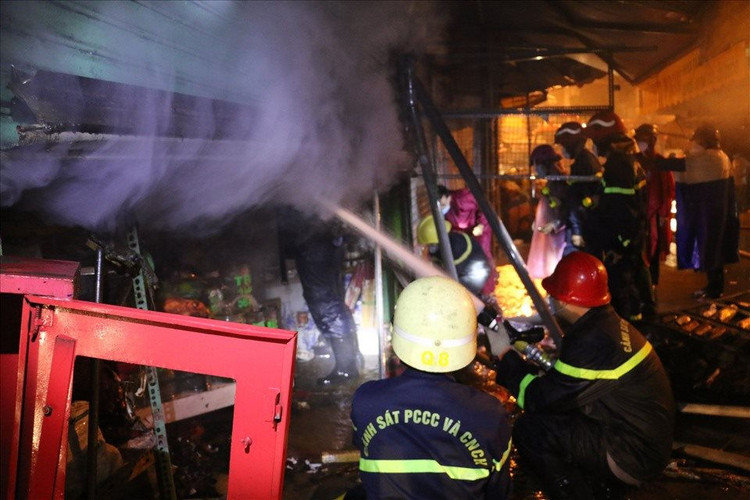 canh-sat-pccc-va-cuu-nan-cuu-ho-cong-an-tphcm-phun-nuoc-ngan-lua-lan-sang-cac-ki-ot-ben-canh..jpg