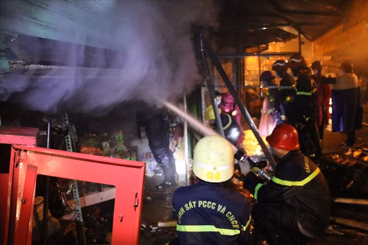 canh-sat-pccc-va-cuu-nan-cuu-ho-cong-an-tphcm-phun-nuoc-ngan-lua-lan-sang-cac-ki-ot-ben-canh..jpg