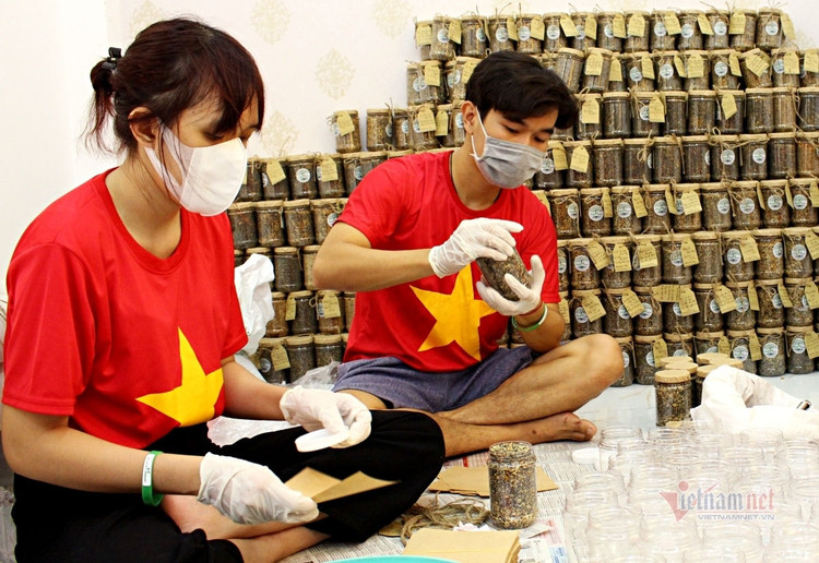 Thức đêm làm 1.000 hộp muối mè tặng bác sĩ chống dịch ở Bắc Giang