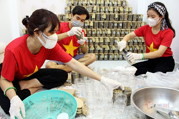Thức đêm làm 1.000 hộp muối mè tặng bác sĩ chống dịch ở Bắc Giang