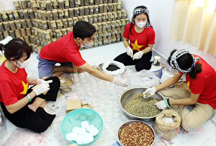 Thức đêm làm 1.000 hộp muối mè tặng bác sĩ chống dịch ở Bắc Giang