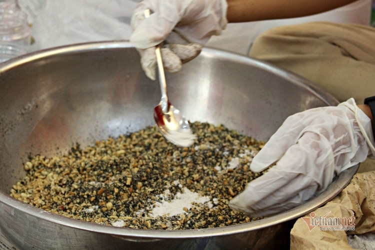 Thức đêm làm 1.000 hộp muối mè tặng bác sĩ chống dịch ở Bắc Giang