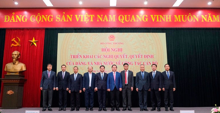 Bí thư Trung ương Đảng, Trưởng Ban Tuyên giáo Trung ương Nguyễn Trọng Nghĩa (thứ 5 bên phải) chụp ảnh lưu niệm cùng Ban cán sự đảng, Lãnh đạo Bộ Công Thương. Ảnh: Bộ Công Thương