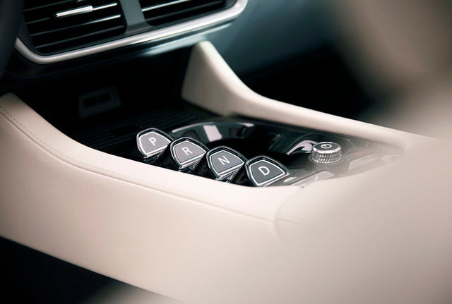 VinFast VF e35 và slogan Giá cả cạnh tranh, Công nghệ hàng đầu ảnh 11