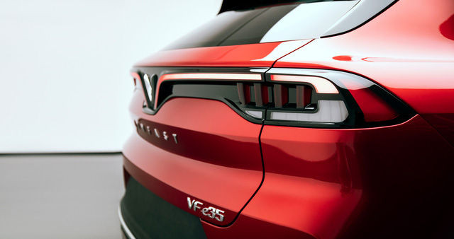 Mặt sau dùng đèn LED với hoạ tiết &quot;răng bừa&quot; khá giống với Lux SA2.0, nhưng đã được được vuốt cong mềm mại, thể hiện sự sắc sảo trong thiết kế.