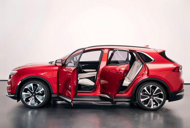 Kích thước tổng thể của xe 4.750 mm chiều dài, chiều rộng 1.900 mm và cao 1.660 mm, cùng trục cơ sở 2.950 mm. Một số đối thủ của VF e35 sẽ là Tesla Model Y, Ford Mustang Mach-E, Kia EV6.