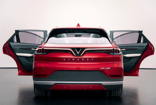 Theo ông Dave Lyon, Giám đốc thiết kế của VinFast, VF e35 sử dụng ngôn ngữ thiết kế được gọi là “Cân bằng Động”, hình dáng mềm mại với những đường cong được nhấn nhá và được làm nổi bật bởi các đường lượn sắc nét, tạo nên sự chuyển động tốc độ tiến về phía trước.