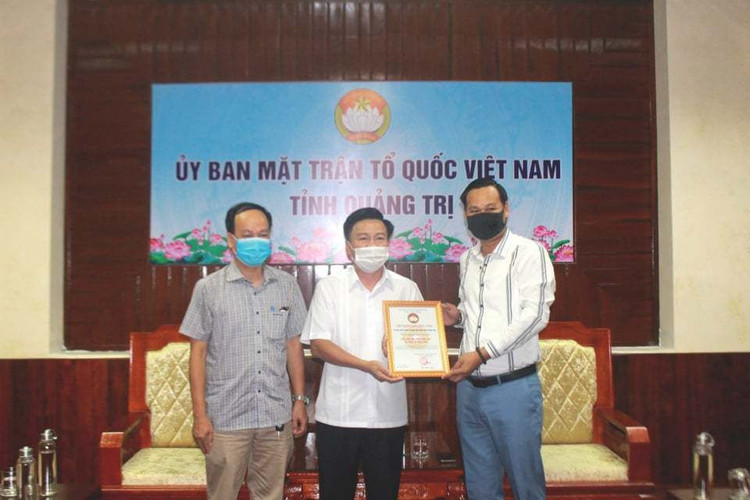 Chiều 31/5, đại diện nghệ sĩ Hoài Linh trao 1 tỷ đồng cho Quảng Trị