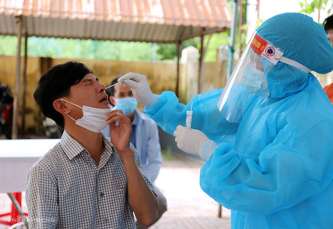 Người dân Hà Tĩnh lấy mẫu xét nghiệm nCoV. Ảnh: Đức Hùng
