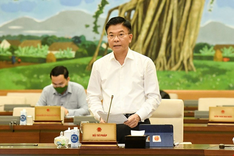 Bộ trưởng Bộ Tư pháp Lê Thành Long trình bày báo cáo của Chính phủ tại phiên họp Ủy ban Thường vụ Quốc hội. Ảnh: Quốc hội