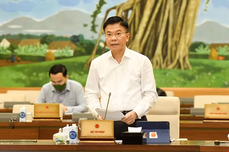 Bộ trưởng Bộ Tư pháp Lê Thành Long trình bày báo cáo của Chính phủ tại phiên họp Ủy ban Thường vụ Quốc hội. Ảnh: Quốc hội