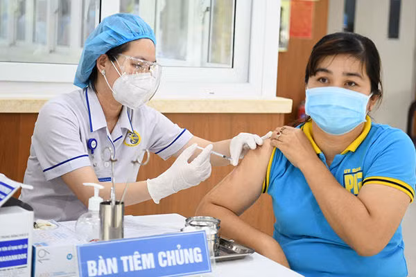 Nhiều nơi thu 2-4 triệu đồng/liều vắc xin Covid-19, Bộ Y tế ra văn bản cấm