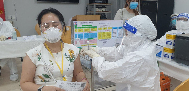 Bệnh viện Nguyễn Tri Phương đã hỗ trợ tiêm chủng cho gần 6.000 cán bộ, phóng viên, biên tập viên và những người làm báo tại TPHCM.