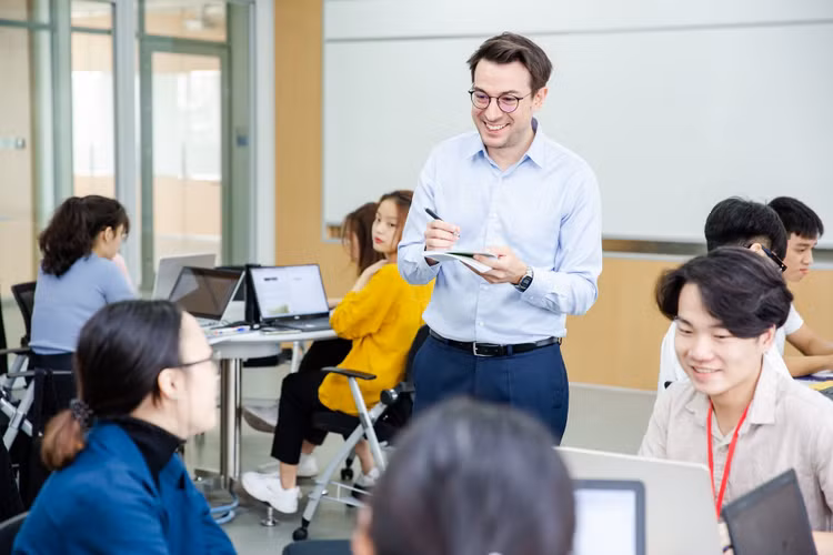 100% Giáo sư, Giảng viên của VinUni tốt nghiệp và có kinh nghiệm giảng dạy tại những trường đại học hàng đầu thế giới.