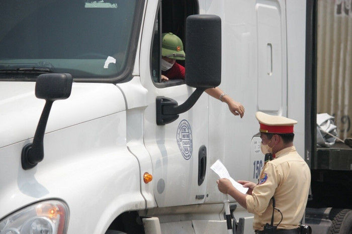 phương tiện mất 12 tiếng qua chốt ở hà nội dù có thẻ ưu tiên “luồng xanh"