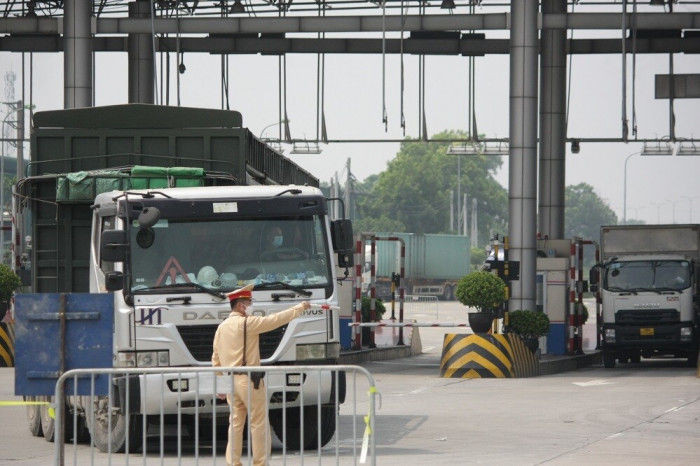 phương tiện mất 12 tiếng qua chốt ở hà nội dù có thẻ ưu tiên “luồng xanh"