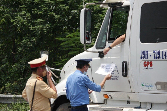 phương tiện mất 12 tiếng qua chốt ở hà nội dù có thẻ ưu tiên “luồng xanh"