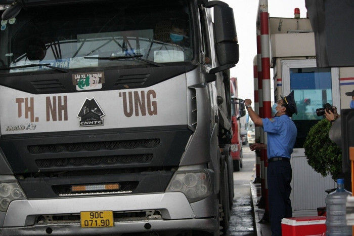 phương tiện mất 12 tiếng qua chốt ở hà nội dù có thẻ ưu tiên “luồng xanh"