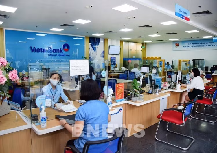 Vì sao các ngân hàng đua nhau miễn phí dịch vụ? ảnh 2