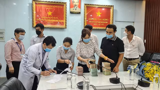 MC Quyền Linh đi dép lê, đeo ba lô tiền, tự chạy xe máy tới ủng hộ thêm 2,2 tỷ VNĐ cho quỹ vaccine cho người lao động nghèo - Ảnh 3.