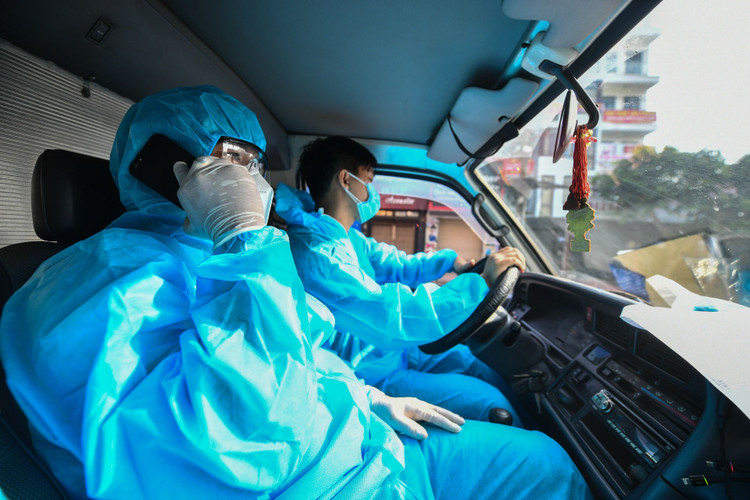 Nguyen nhan khien TP.HCM kho kiem soat dich Covid-19 anh 1