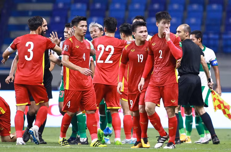 xuan truong tra dua cau thu indonesia anh 3