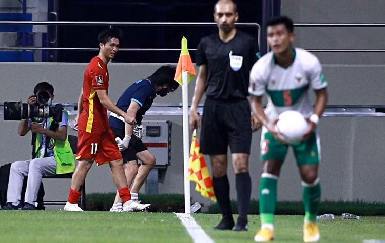 xuan truong tra dua cau thu indonesia anh 11