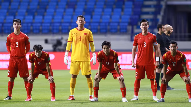 xuan truong tra dua cau thu indonesia anh 2