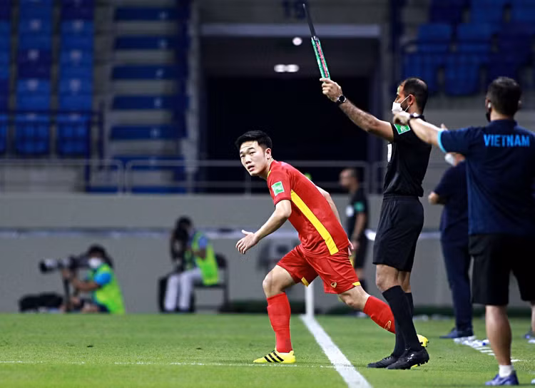 xuan truong tra dua cau thu indonesia anh 6