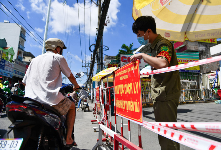 Nguyen nhan khien TP.HCM kho kiem soat dich Covid-19 anh 5