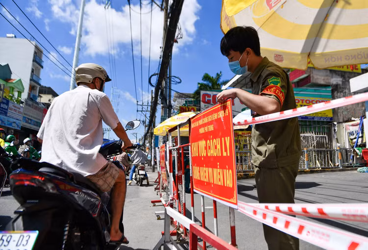 Nguyen nhan khien TP.HCM kho kiem soat dich Covid-19 anh 5