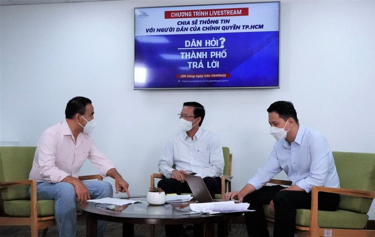 chu-tich-ubnd-tp.hcm-phan-van-mai-giua-trao-doi-tai-buoi-livestream.jpg
