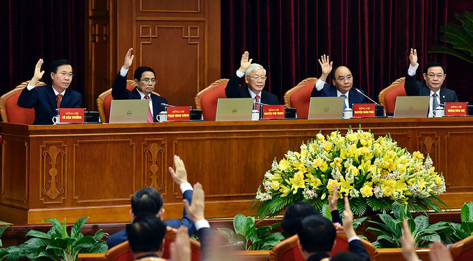 Từ trái sang: Thường trực Ban bí thư Võ Văn Thưởng; Trưởng ban Tổ chức Trung ương Phạm Minh Chính; Tổng bí thư, Chủ tịch nước Nguyễn Phú Trọng; Thủ tướng Nguyễn Xuân Phúc; Bí thư Thành ủy Hà Nội Vương Đình Huệ, tại phiên khai mạc hội nghị Trung ương 2 (khóa XIII) sáng 8/3. Ảnh: VGP