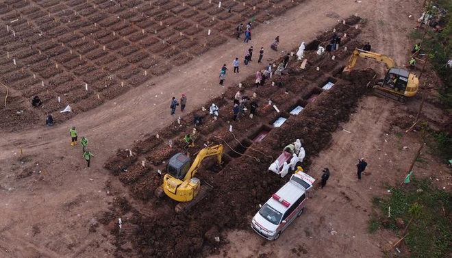 Kỷ lục hơn 1.000 người chết trong một ngày, Indonesia chạy đua tìm ôxy - 2