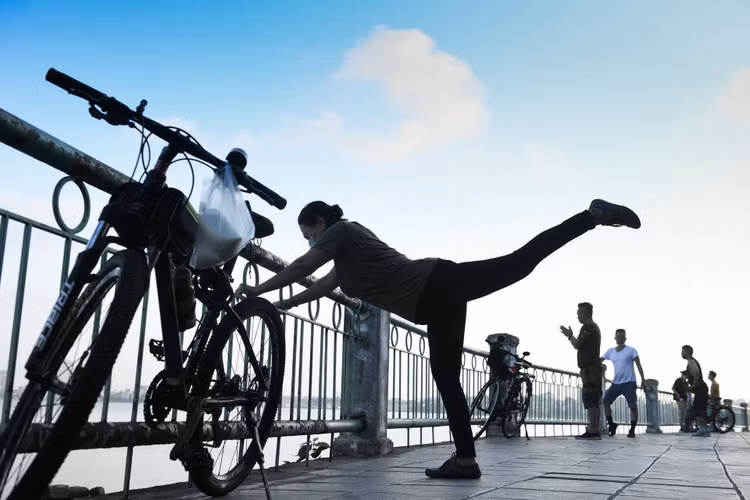 tim nguoi tap the duc quanh ho Tay anh 1