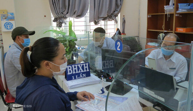 Người lao động làm thủ tục nhận BHXH một lần tại cơ quan BHXH Quận 12, TP HCM, tháng 4/2021. Ảnh: Lê Tuyết