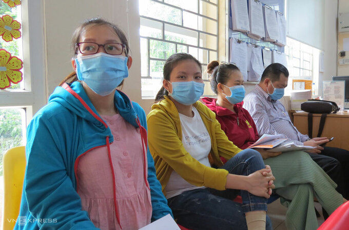 Thai phụ Nguyễn Thị Loan (đeo kính) sẽ nhận được gần 30 triệu BHXH một lần