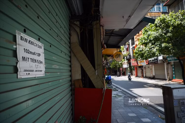Phố Hàng Bè (quận Hoàn Kiếm, Hà Nội) được mệnh danh là tuyến phố sầm uất, thu hút khách du lịch bậc nhất ở Thủ đô Hà Nội. Song, những ngày qua, nhiều chủ khách sạn, nhà nghỉ tại đây ngậm ngùi phải treo biển bán nhà vì “vắng bóng” khách thuê. Ảnh: Phan Anh