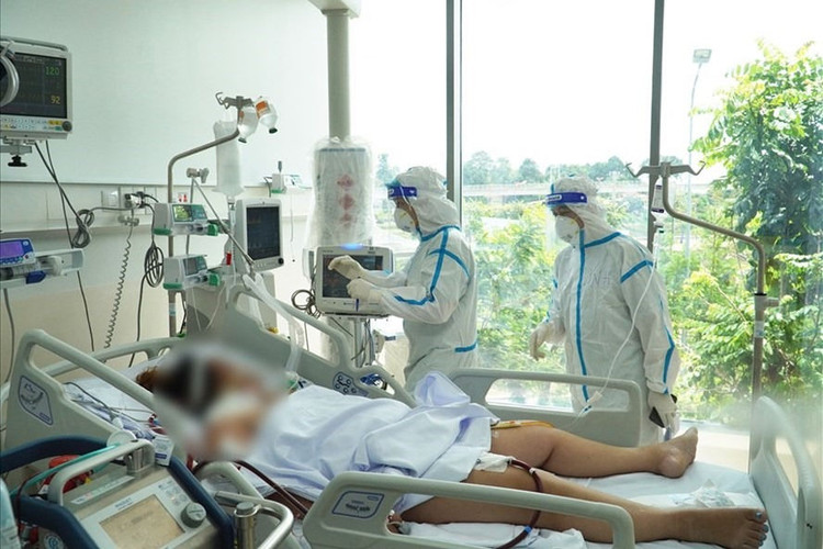 Điều trị bệnh nhân tại Bệnh viện Hồi sức COVID-19. Ảnh: Bệnh viện Chợ Rẫy