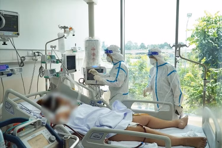 Điều trị bệnh nhân tại Bệnh viện Hồi sức COVID-19. Ảnh: Bệnh viện Chợ Rẫy