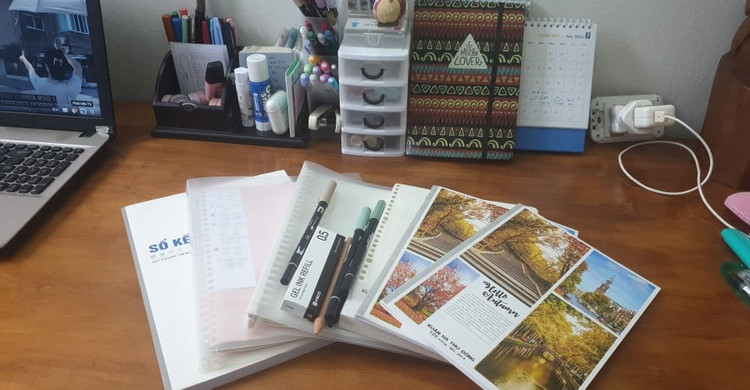 Nhiều phụ huynh vất vả tìm mua sách vở, đồ dùng học tập trước thềm năm học mới. Ảnh: TT