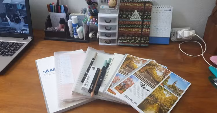 Nhiều phụ huynh vất vả tìm mua sách vở, đồ dùng học tập trước thềm năm học mới. Ảnh: TT