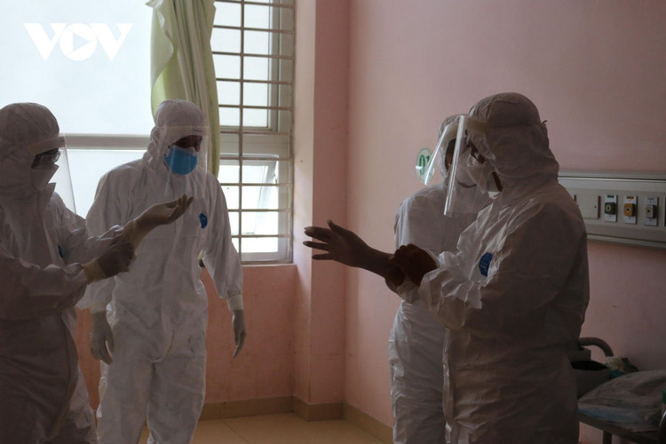 Bệnh viện Chợ Rẫy khẩn cấp chi viện 13 y bác sĩ đến Kiên Giang phòng chống dịch Covid-19 ảnh 2