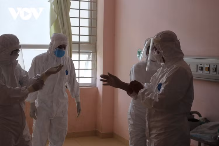 Bệnh viện Chợ Rẫy khẩn cấp chi viện 13 y bác sĩ đến Kiên Giang phòng chống dịch Covid-19 ảnh 2