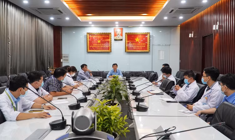 Bệnh viện Chợ Rẫy khẩn cấp chi viện 13 y bác sĩ đến Kiên Giang phòng chống dịch Covid-19 ảnh 1