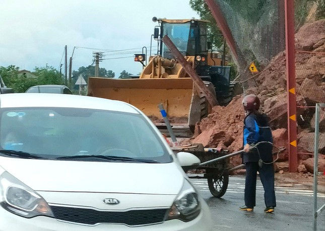 Mưa lớn làm nhiều nơi ở Nghệ An ngập sâu, sạt lở ảnh 3