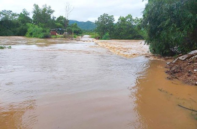 Mưa lớn làm nhiều nơi ở Nghệ An ngập sâu, sạt lở ảnh 1