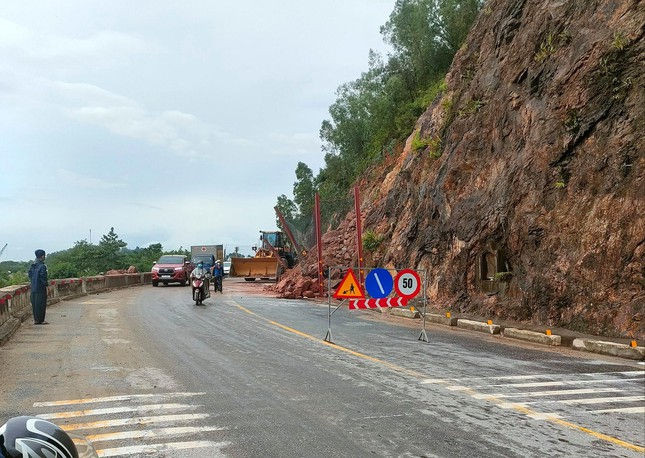 Mưa lớn làm nhiều nơi ở Nghệ An ngập sâu, sạt lở ảnh 2